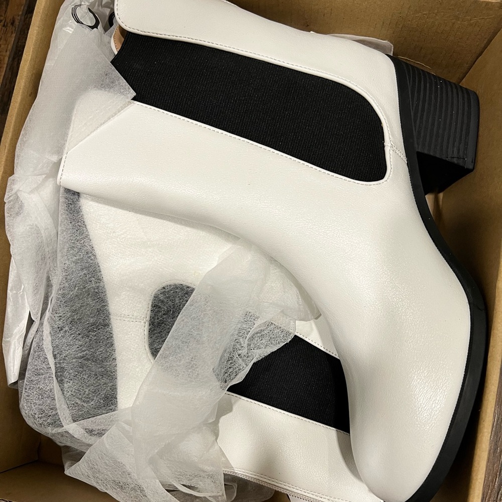 NEW in box womens size 10 white boots